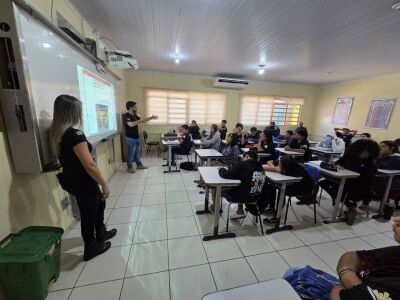 Imagem da notícia Policiais realizam palestra sobre prevenção ao uso de drogas em escola de Costa Rica